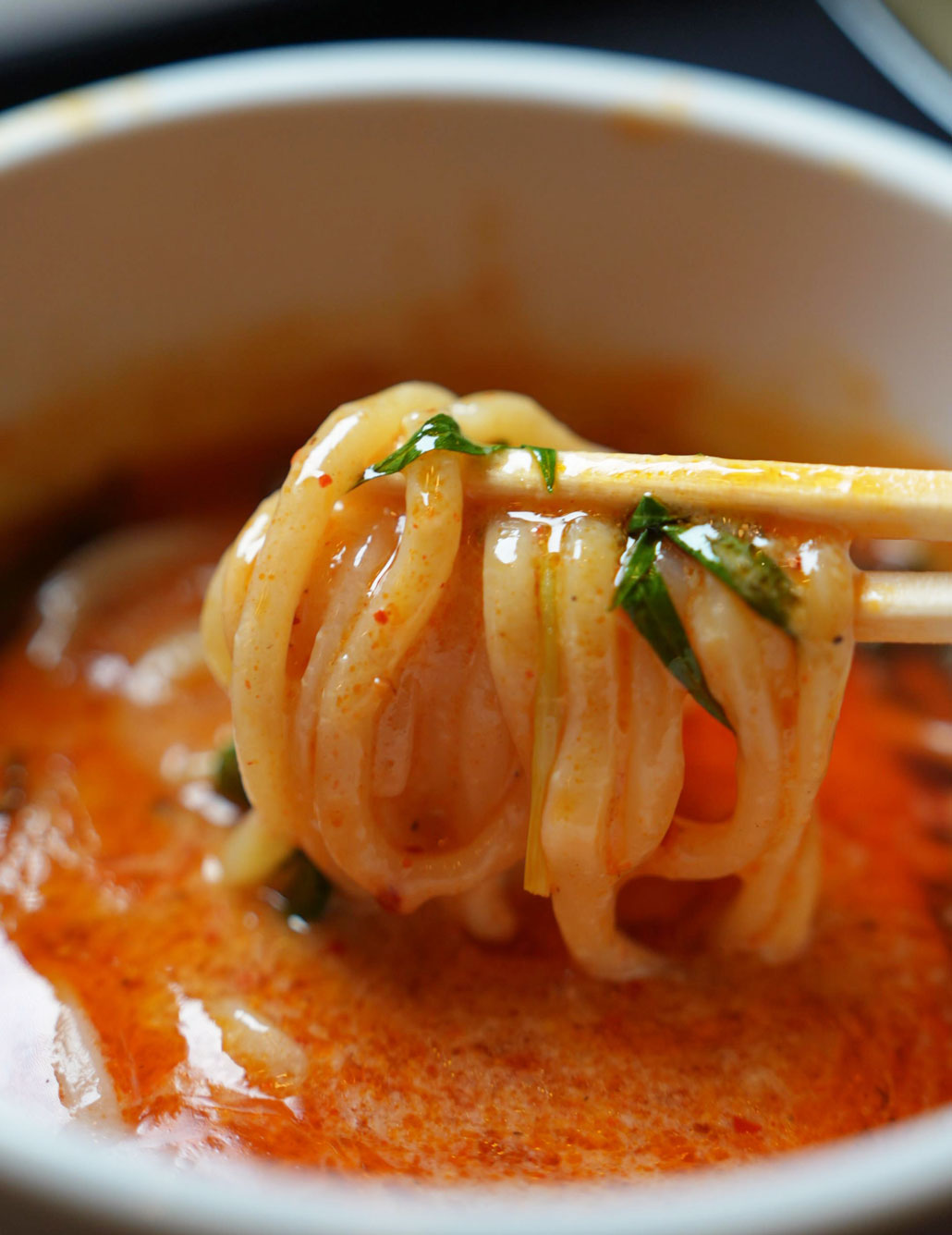 つけ麺 詠（うた）　海老辛つけ麺を食べている画像