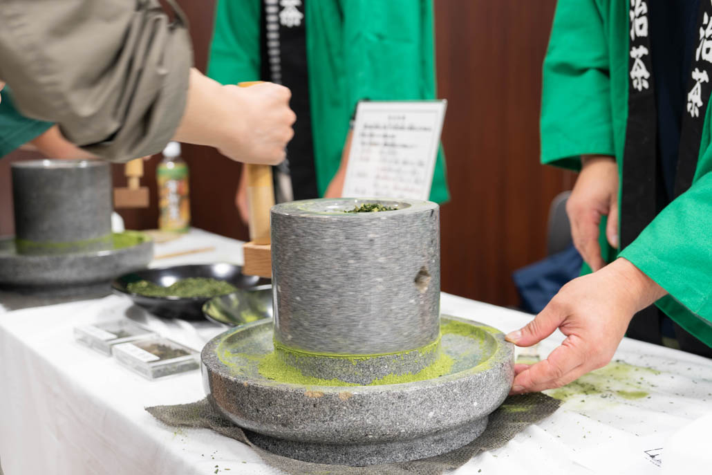 「宇治新茶 八十八夜茶摘みの集い」　石臼挽き画像