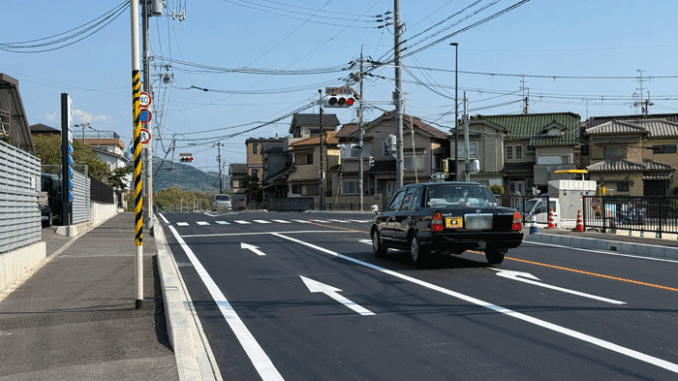 市道２３８９号線の右折レーンの画像