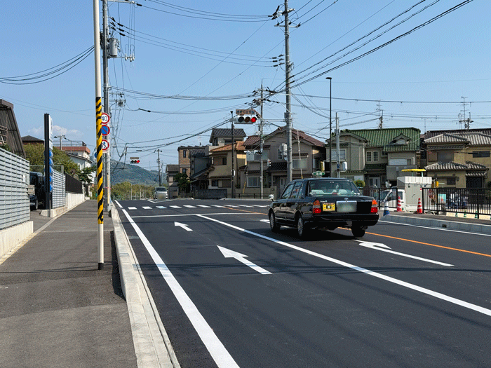 市道２３８９号線の右折レーンの画像