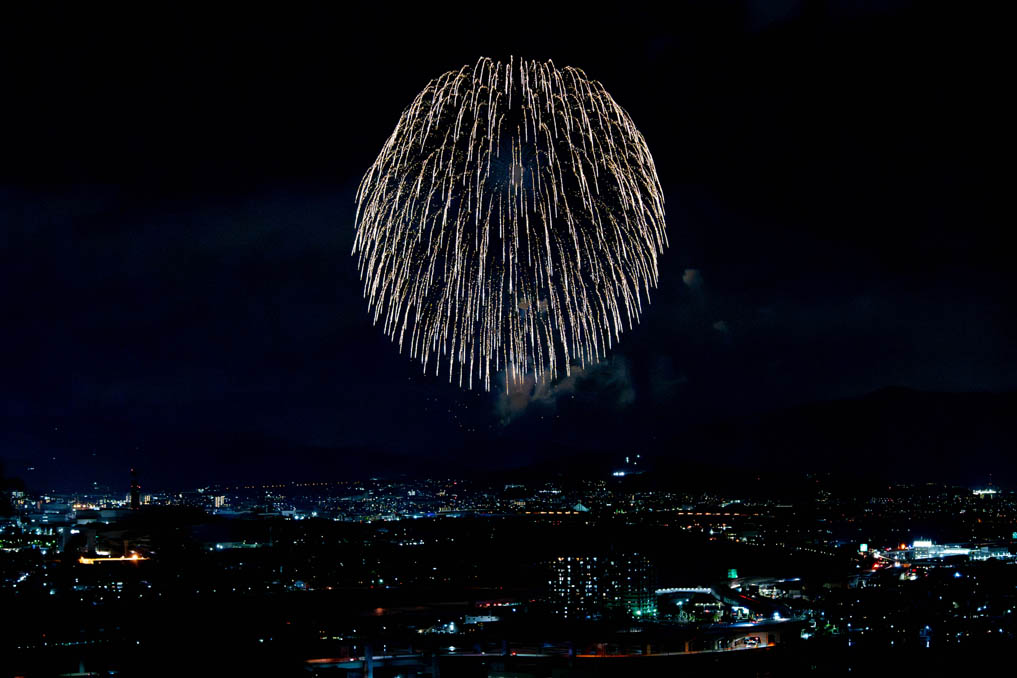 八幡から見た大きな「京都芸術花火２０２６」の画像