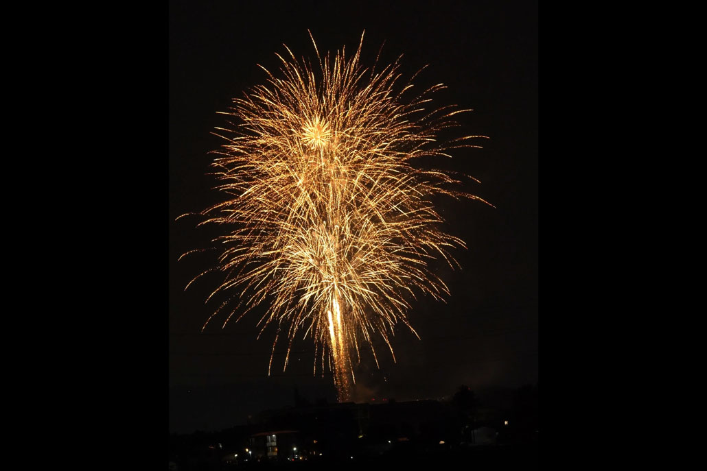 「宇治駐屯地納涼夏祭り」で花火画像