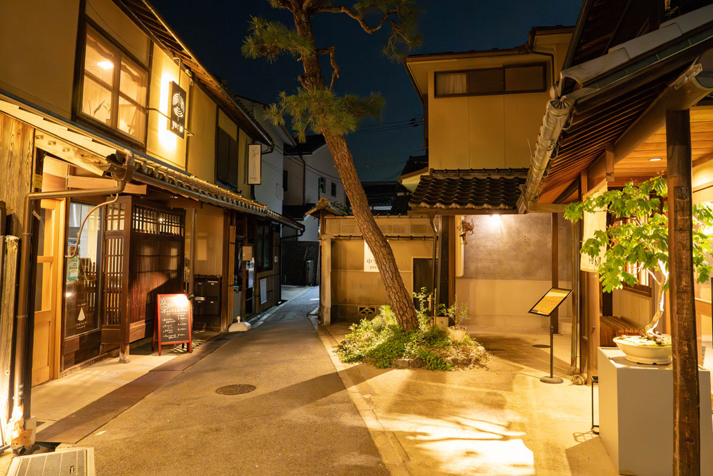 中宇治yorin　夜の外観画像