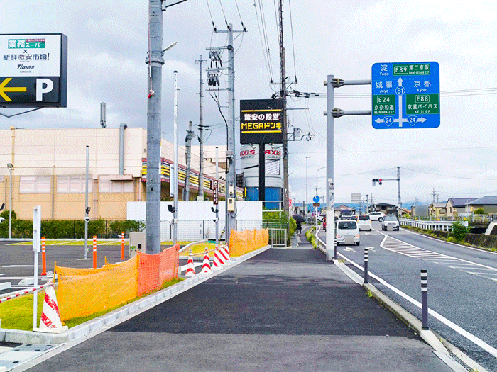「業務スーパー × 新鮮激安市場！伊勢田店」移転先の店舗前画像