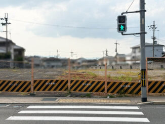 「スギ薬局 宇治店」（京都府宇治市宇治弐番）の向かいの更地は駐車場になる予定の画像