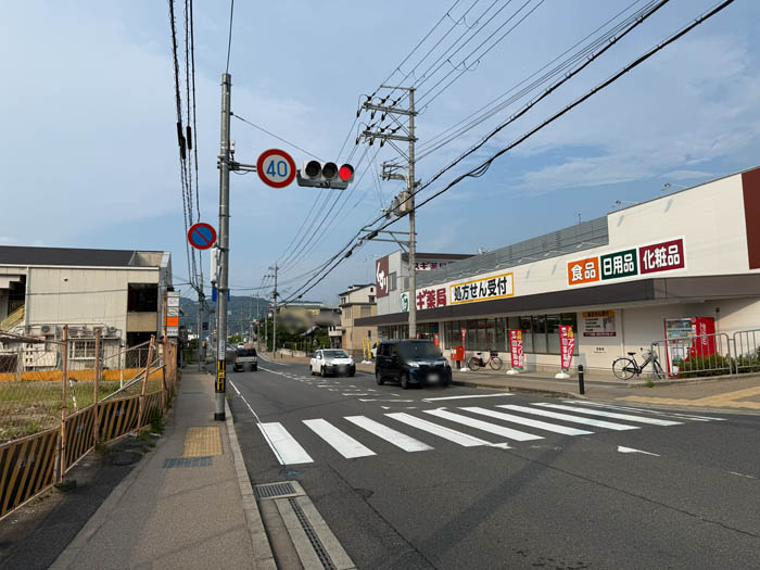 「スギ薬局 宇治店」（京都府宇治市宇治弐番）の向かいの更地は駐車場になる予定の場所画像