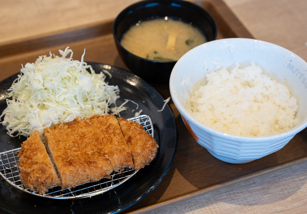 「松のや」の「ロースかつ定食」の画像